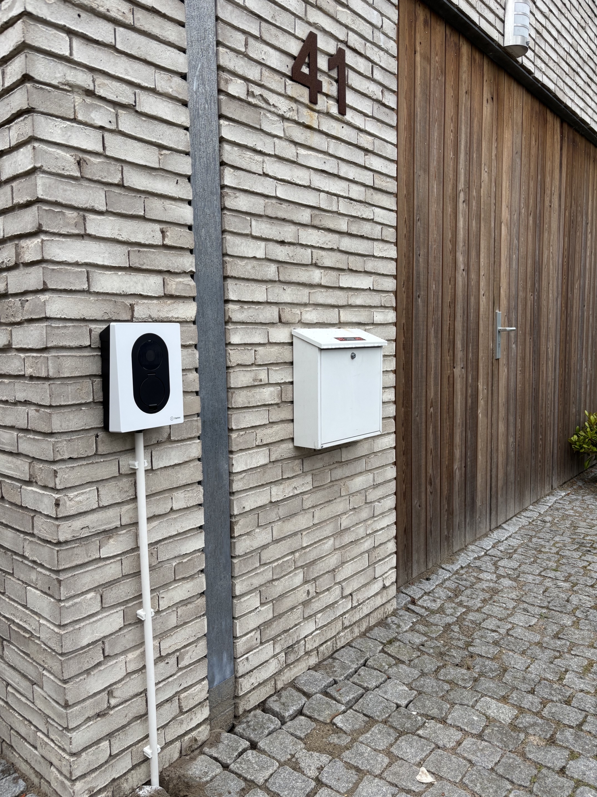 zaptec wit 2 op muur